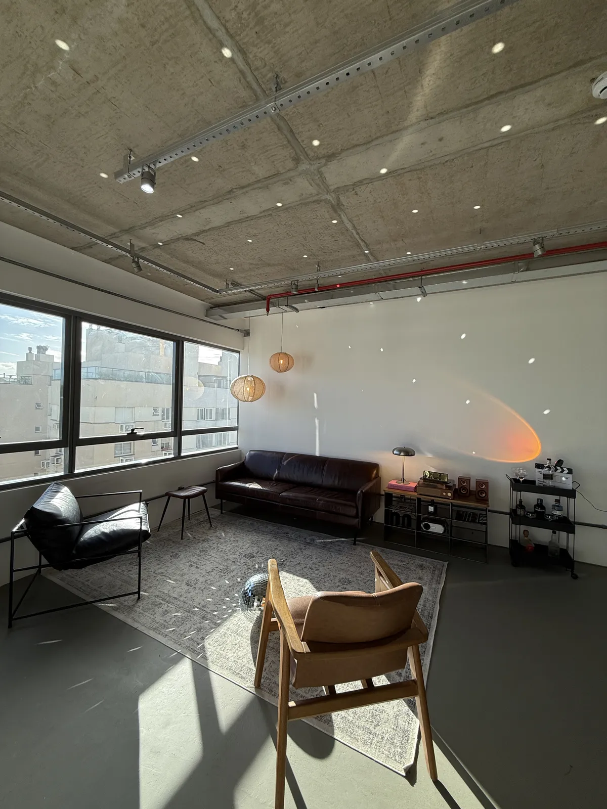 Loft do Avenue Studio banhado por luz dourada